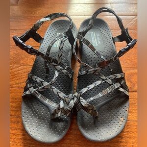 Skechers size 9 Sandals.